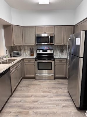 Réfrigérateur, micro-ondes, four, plaque de cuisson