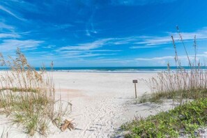 On the beach - Atlantis 104F - Heated Pool! Sleeps 6, located next to the pier (St. Augustine)