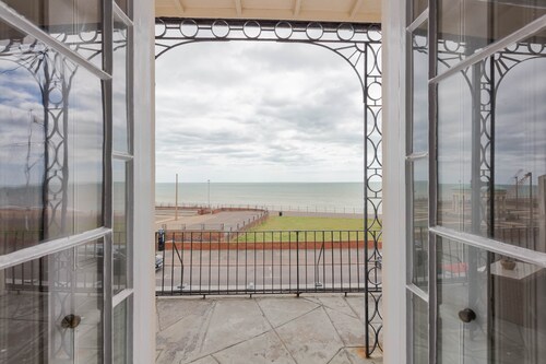 Beach View- Ramsgate sea-view apartment, balcony