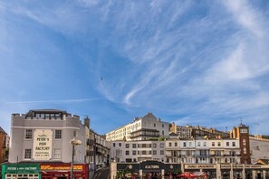 Une vue de rue avec des bâtiments, dont une usine de transformation de poisson et un restaurant turc.