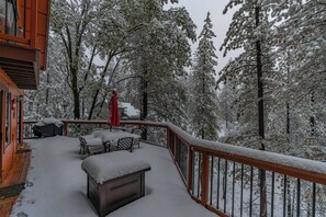 Terrace/patio - Exquisite Vacation Home with Hot Tub, EV Charger (Arnold)