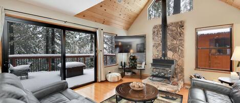 Smart-TV, Kamin, Videospielkonsole, Tischtennisplatte