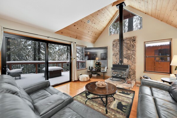 TV connectée, cheminée, console de jeux vidéo, table de tennis de table