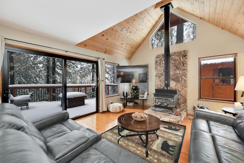 Exquisite Vacation Home with Hot Tub, EV Charger