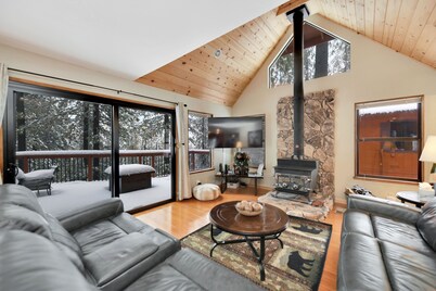 Exquisite Vacation Home with Hot Tub, EV Charger