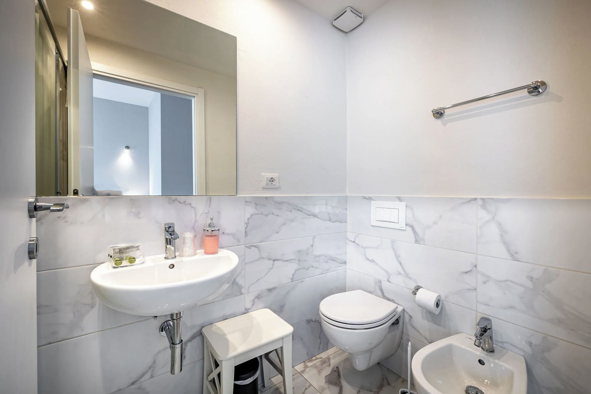 Shower, free toiletries, hair dryer, bidet