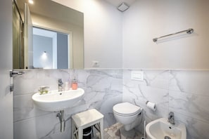 Douche, articles de toilette (gratuits), séchoir à cheveux, bidet