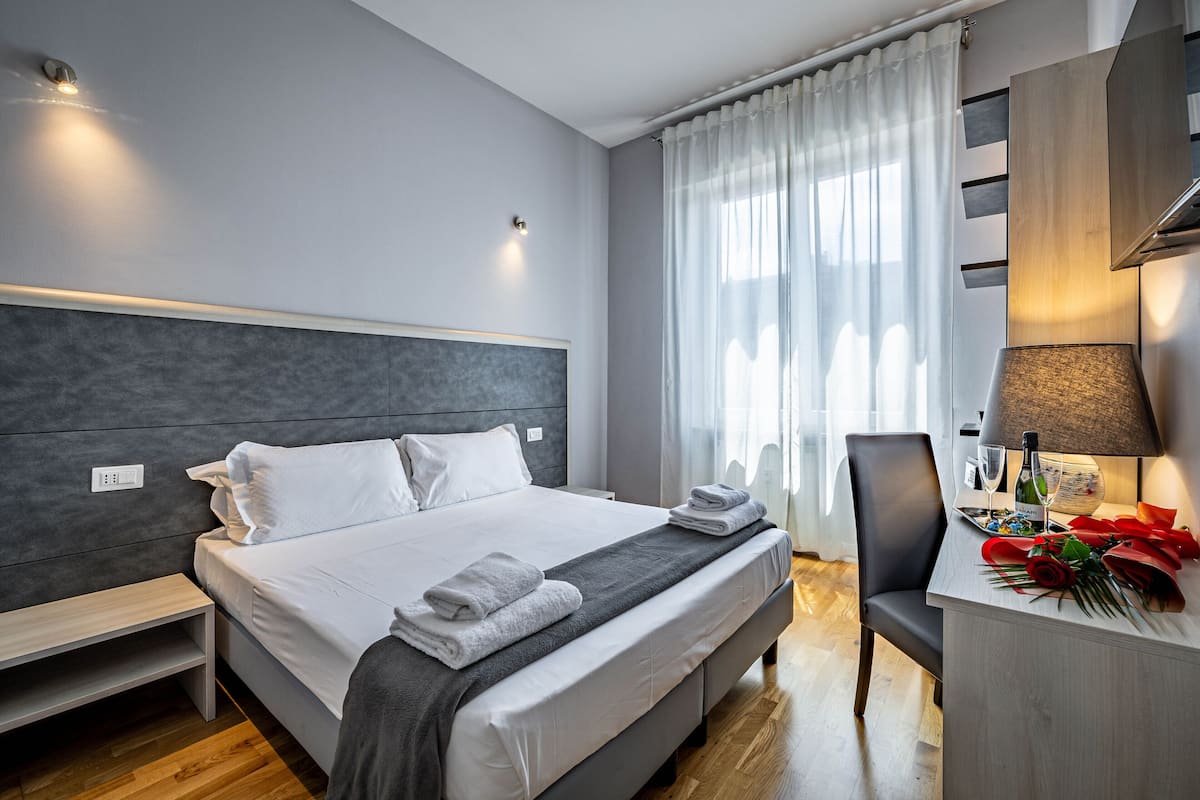 Habitación doble estándar | Ropa de cama de alta calidad y minibar