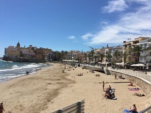 On the beach - Recent : Very nice 2 rooms, village center, beach 50m (Sitges)