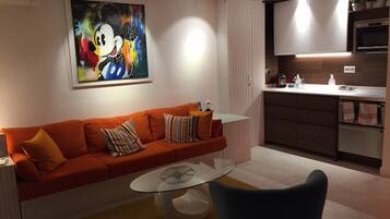 Een smart-tv, boeken en een stereo