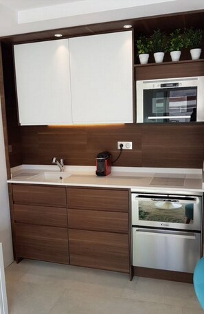 Fridge, microwave, oven, stovetop - Recent : Very nice 2 rooms, village center, beach 50m (Sitges)