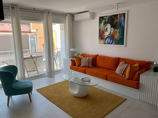 Smart TV, libros y estéreo