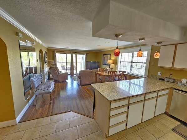 TV connectée, cheminée, lecteur de DVD, livres