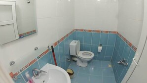 A bathroom with a toilet, sink, and shower. - Elmas Motel (Marmara)