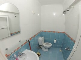 Standard Triple Room | Bathroom | Shower, free toiletries, hair dryer, towels