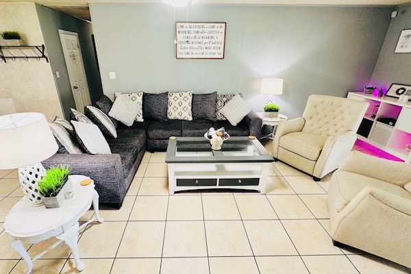 Smart TV, fireplace, Netflix, Hulu