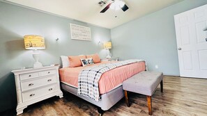 3 Schlafzimmer, Schreibtisch, Bügeleisen/Bügelbrett, Reisekinderbett