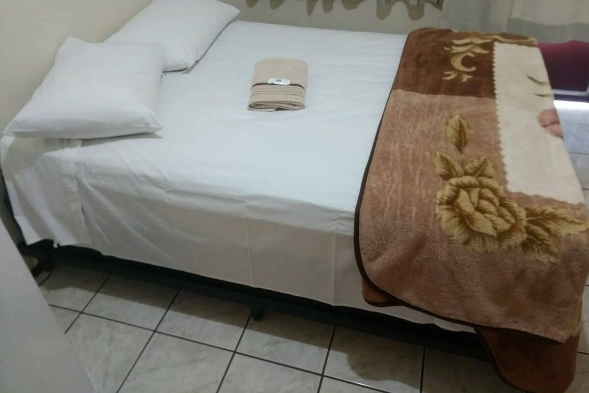 Tirai kedap cahaya, Wi-Fi gratis, dan seprai linen