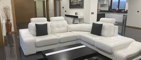 Una Smart TV, una mesa de tenis de mesa