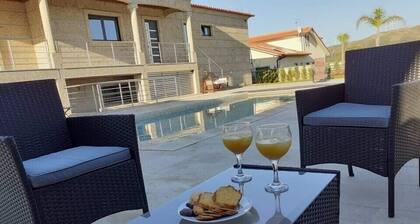 Magnifique villa contemporaine avec vue dans un écrin de verdure.