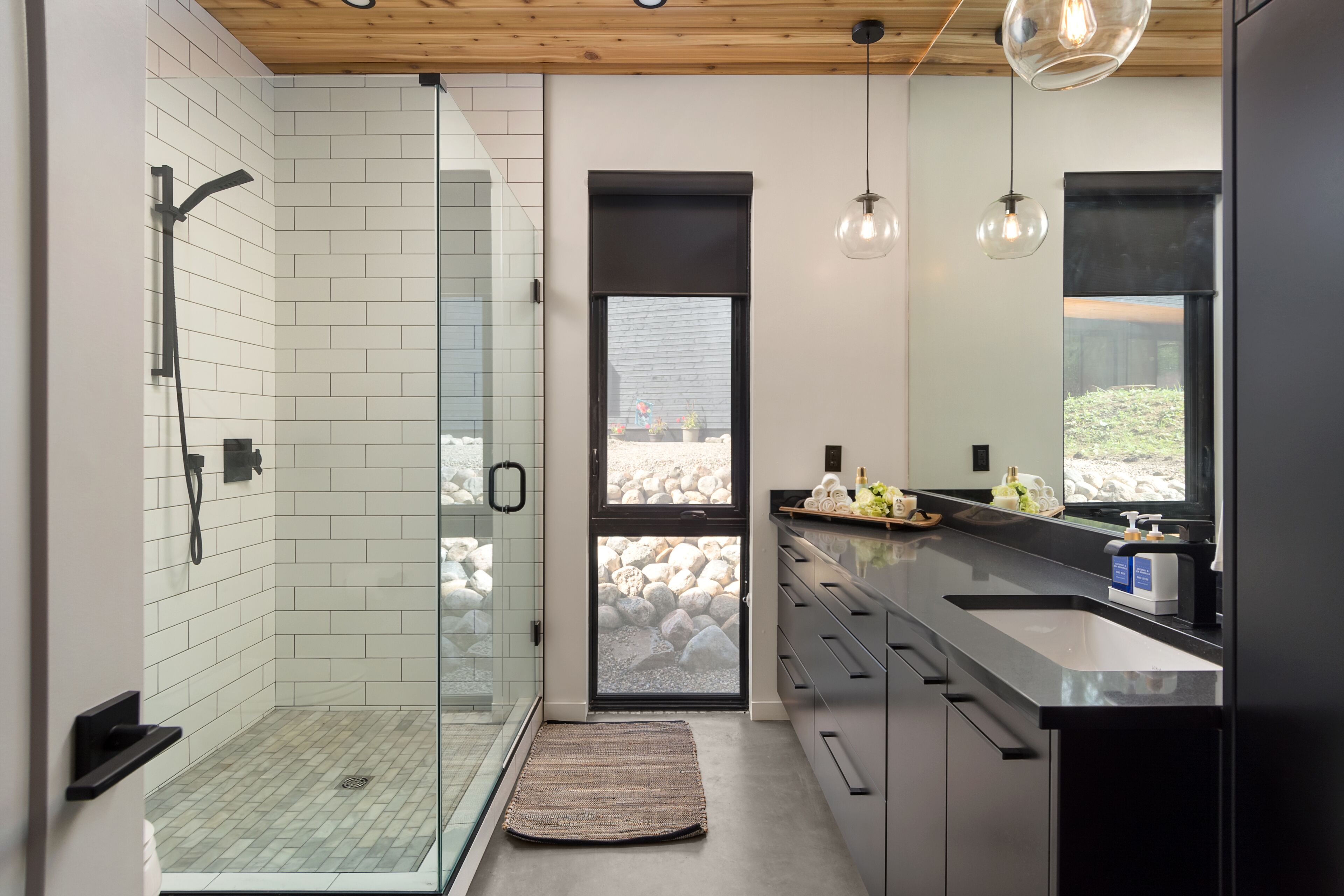 Regadera, secadora de cabello, toallas, jabón 