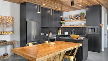 Frigorífico, microondas, horno y placa de cocina