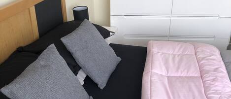 1 habitación, tabla de planchar con plancha, wifi gratis y ropa de cama
