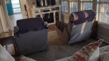 TV connectée, cheminée, livres