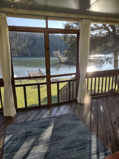 Clementine Cottage- Quiet Charming Cottage on Lincoln Lake