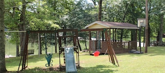  Clementine Cottage- Quiet Charming Cottage on Lincoln Lake  