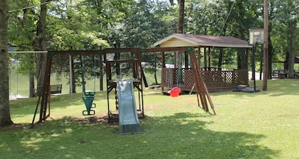 Clementine Cottage- Quiet Charming Cottage on Lincoln Lake