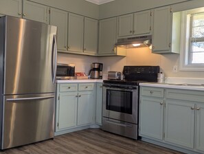 冷蔵庫、電子レンジ、オーブン、コンロ