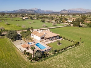 A large house with a swimming pool, surrounded by green fields and mountains in the background. - Villa Can Soler with pool (Alcúdia)