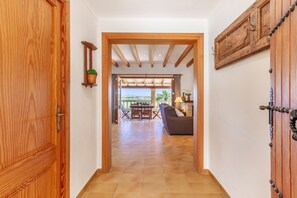 TV, ping pong, stereo