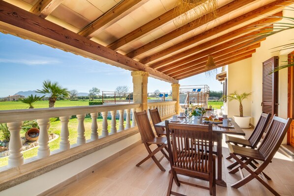 Outdoor dining