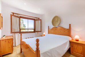 3 bedrooms, in-room safe, travel cot, free WiFi