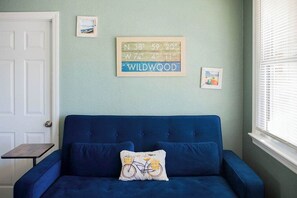 TV - Kiwi's Cottage, 1.5 Blocks to Beach and Boardwalk, Pet Friendly (Wildwood)