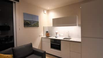 Een koelkast, een magnetron, een oven, een kookplaat