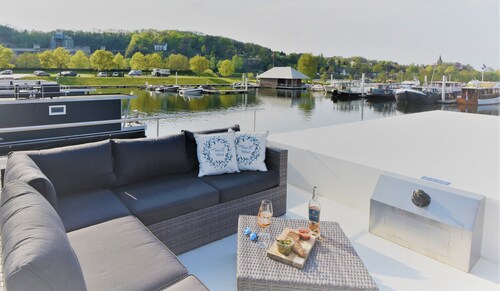 Luxury houseboat with panoramic view. Beautiful location and close to the city of Maastricht.