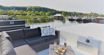 Luxury houseboat with panoramic view. Beautiful location and close to the city of Maastricht.