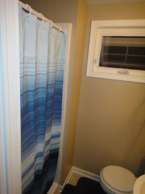 Chuveiro, toalhas de banho