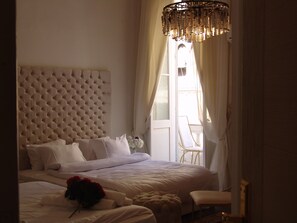 Family Room With Balcony | Allergikerbettwaren, Schreibtisch, kostenlose Zustellbetten, Bettwäsche