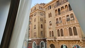 Un edificio con detalles arquitectónicos ornamentales, incluyendo varios balcones y ventanas arqueadas.