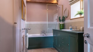 Combined shower/tub, free toiletries, hair dryer, towels