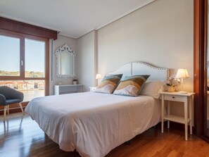 2 bedrooms, iron/ironing board, travel crib, free WiFi - Bright and spacious on the Barakaldo estuary (Barakaldo)