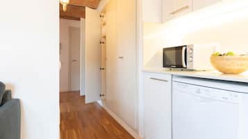 Frigorífico, microondas, horno y lavavajillas