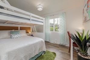 4 bedrooms, iron/ironing board, travel crib, WiFi - Stylish Modern Home: Entertaining Den & Prime Location! (Springfield)