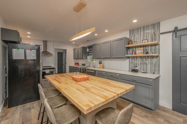 Fridge, microwave, oven, stovetop - Greystone Home -Excellent location Updated Style! (Springfield)