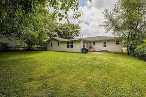 Exterior - Stylish Modern Home: Entertaining Den & Prime Location! (Springfield)