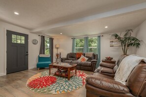 TV, video game console, offices - Stylish Modern Home: Entertaining Den & Prime Location! (Springfield)